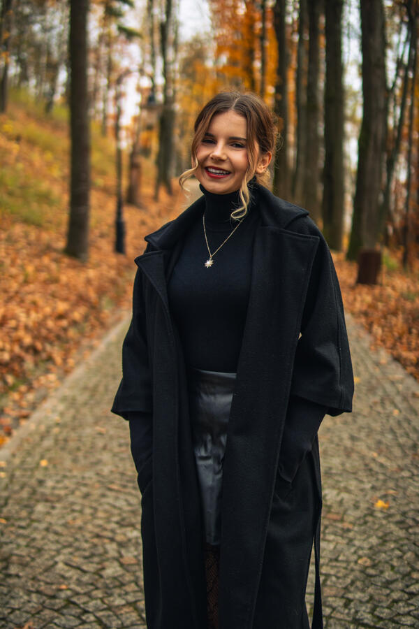 Fotograf Kielce – jesienne portrety w Chęcinach Portret kobiety w jesiennym lesie podczas profesjonalnej sesji zdjęciowej.